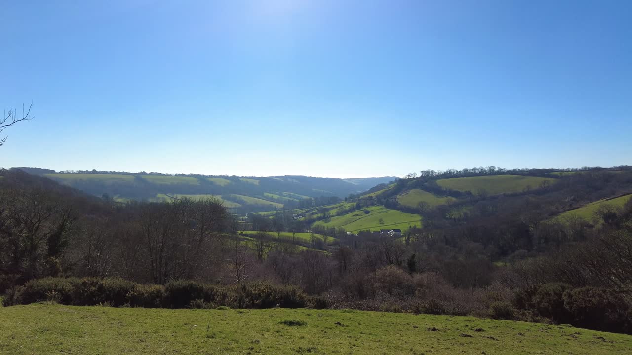 화창한 날 동부 데본 잉글랜드에 있는 계곡의 오른쪽 샷 패닝