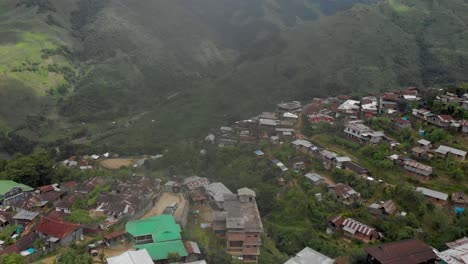 toma en espiral aérea de 4k de uno de los tuensang de la aldea más grande de nagaland, india