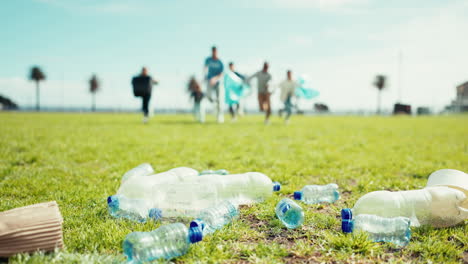 hombre voluntario, niños y parque para la basura