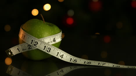 manzana envuelta en cinta métrica