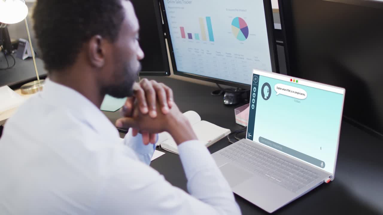 composición de un hombre de negocios afroamericano usando una computadora portátil con un chat en la pantalla