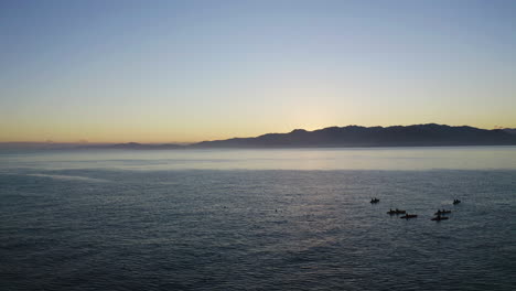 Kayak-En-El-Océano-En-Kiakoura-Nueva-Zelanda-Durante-Una-Hermosa-Puesta-De-Sol-Relajante-Actividad-Vacacional