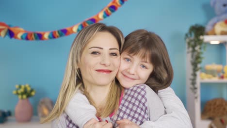 Hermosa-Madre-Feliz-Y-Pequeña-Hija-Linda-Están-Sonriendo.