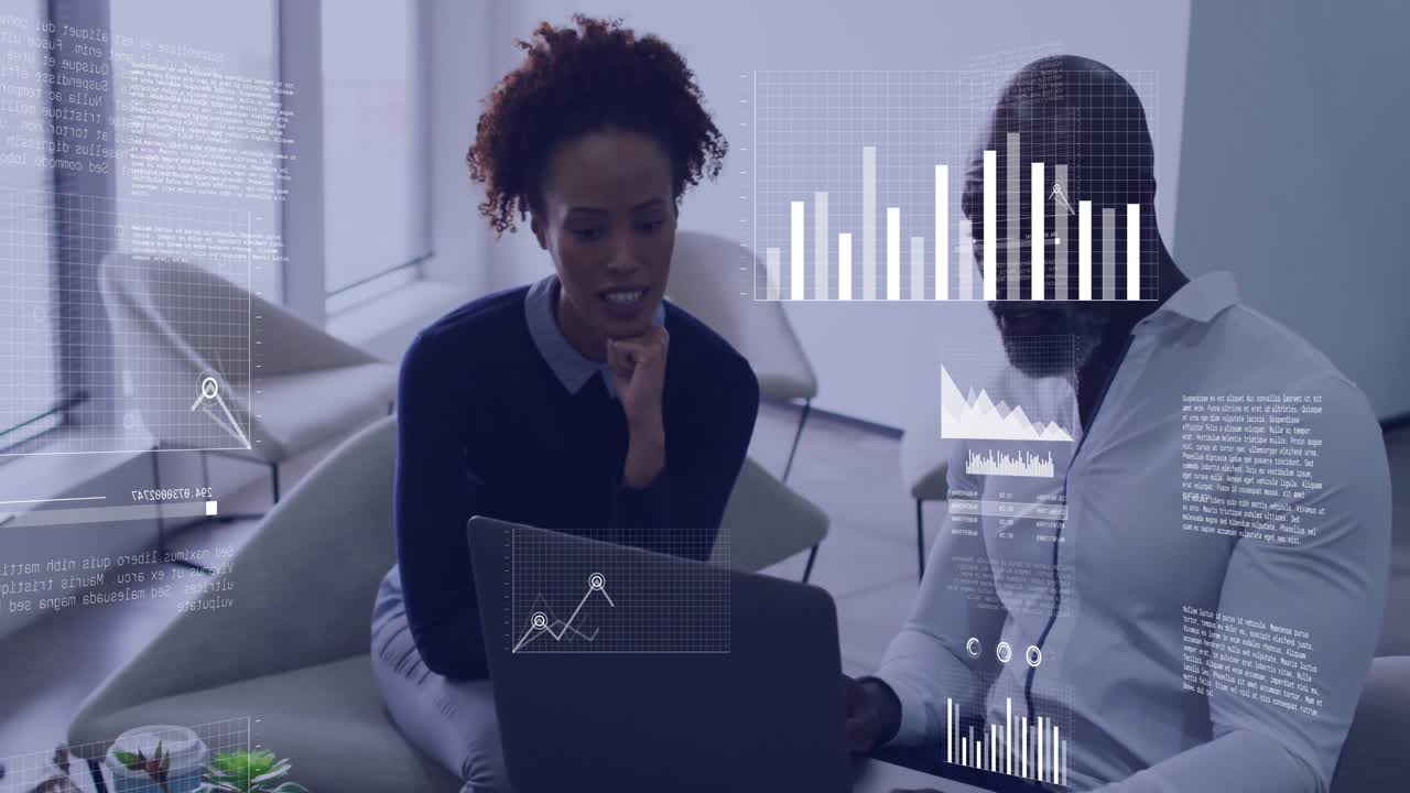 Mann og kvinne analyserer tekniske data på sofaen mens en oppstartsbedrift viser et skyikon og utviklende grafer