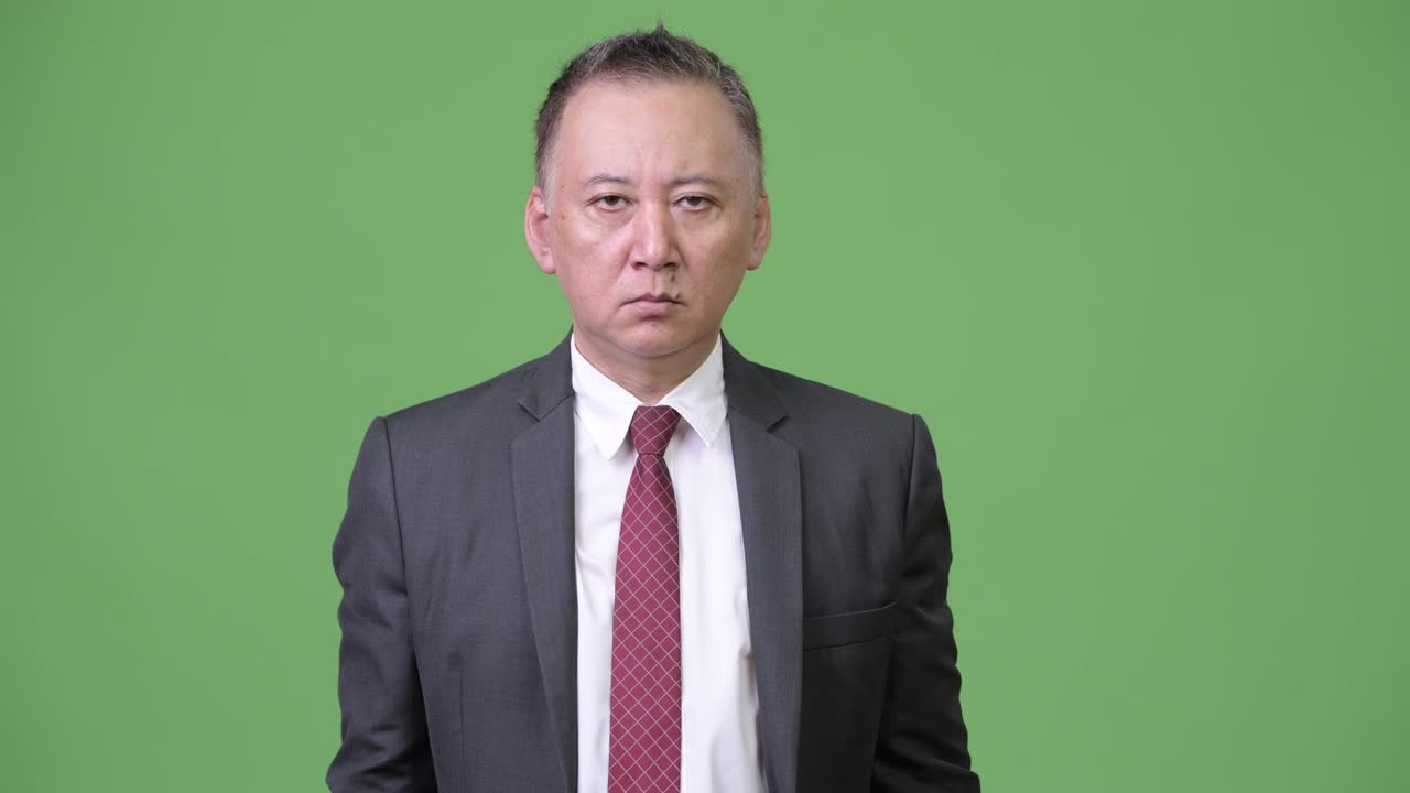 성숙한 일본인 사업가 세 명의 현명한 원이 개념을 보여줍니다.