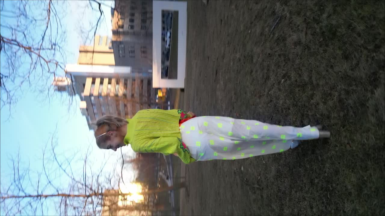 video vertical de mujeres jóvenes disfrutando de la ciudad