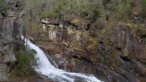 toma lateral de una cascada en un desfiladero en georgia