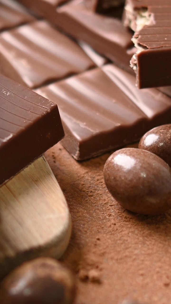 Aneka Batangan Cokelat Susu dan Permen di Atas Bubuk Kakao