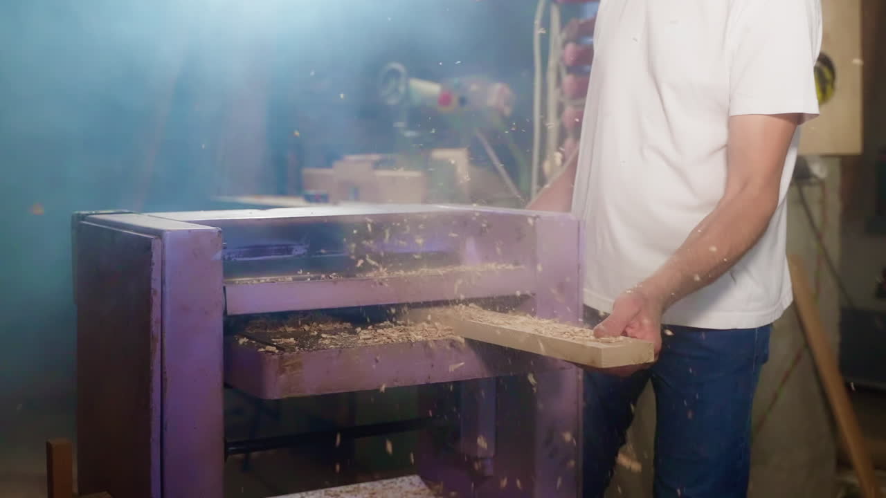 proceso de trabajo de la madera: utilizando un planador