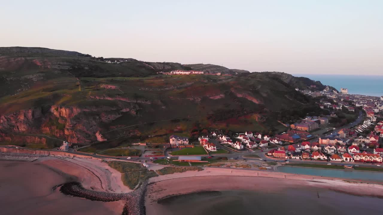 imágenes de drones de casas de vacaciones en la base de los acantilados de piedra caliza, llandudno