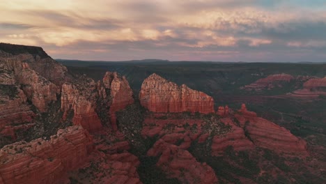 afloramiento rocoso masivo rojo sobre cielo nublado en sedona, arizona, ee.uu.