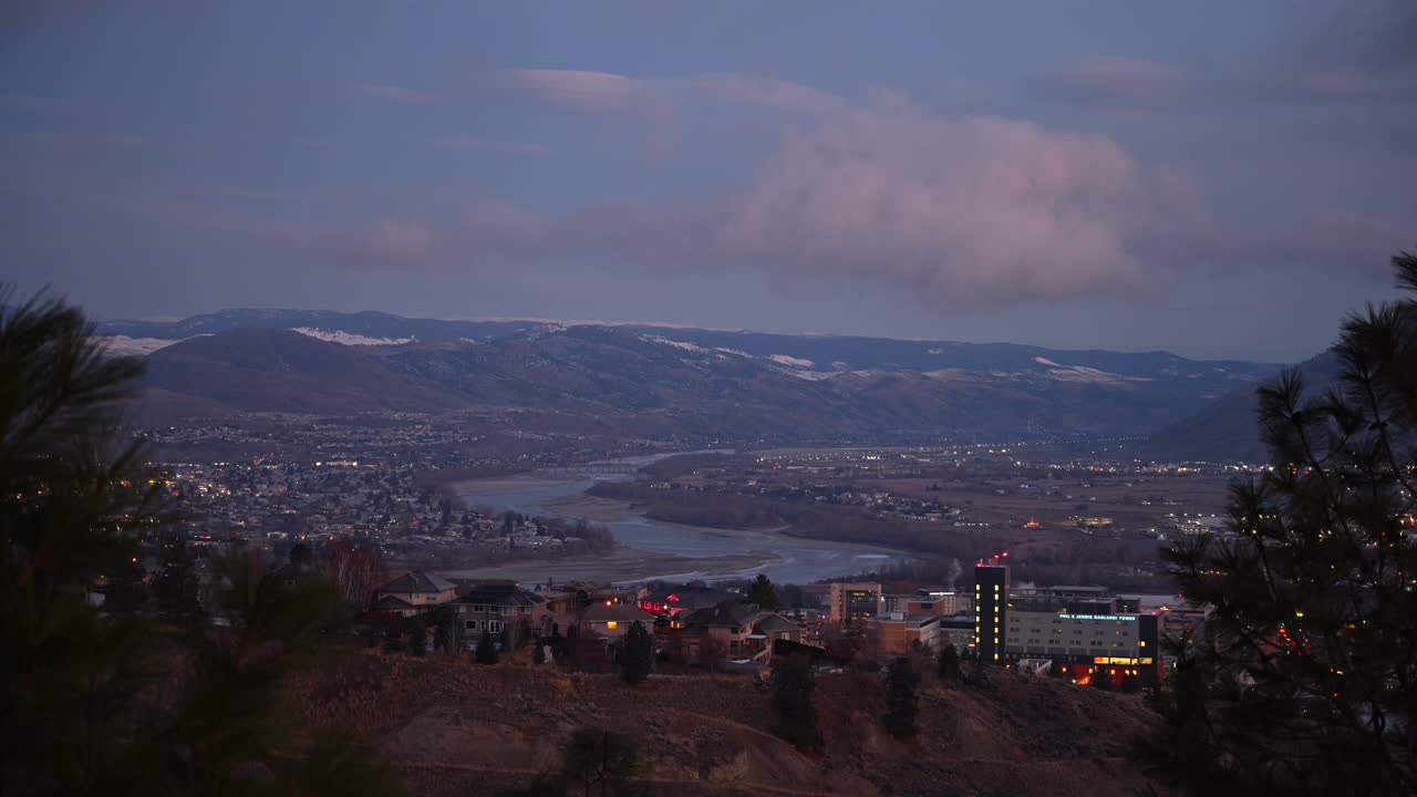 timelapse del centro de kamloops y el río north thompson en un soleado día de invierno