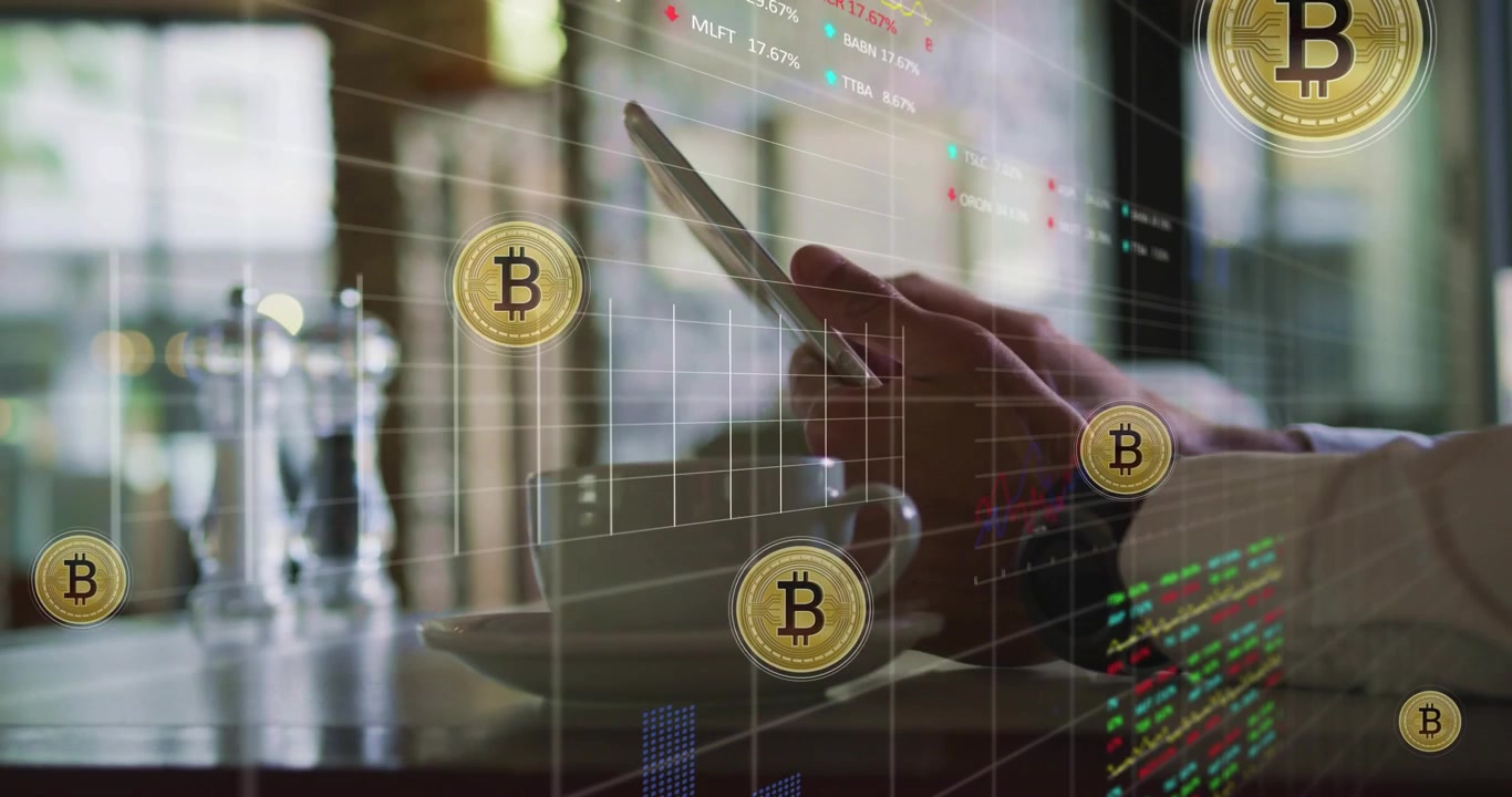Mand tapper på telefon over kop på café, genererer Bitcoin-overlays, der afslører 'candles', som sporer markedet