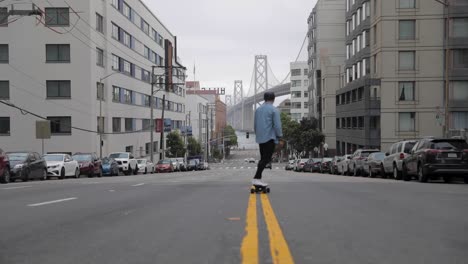 Skateboarding-Hacia-El-Puente-De-La-Bahía-En-San-Francisco