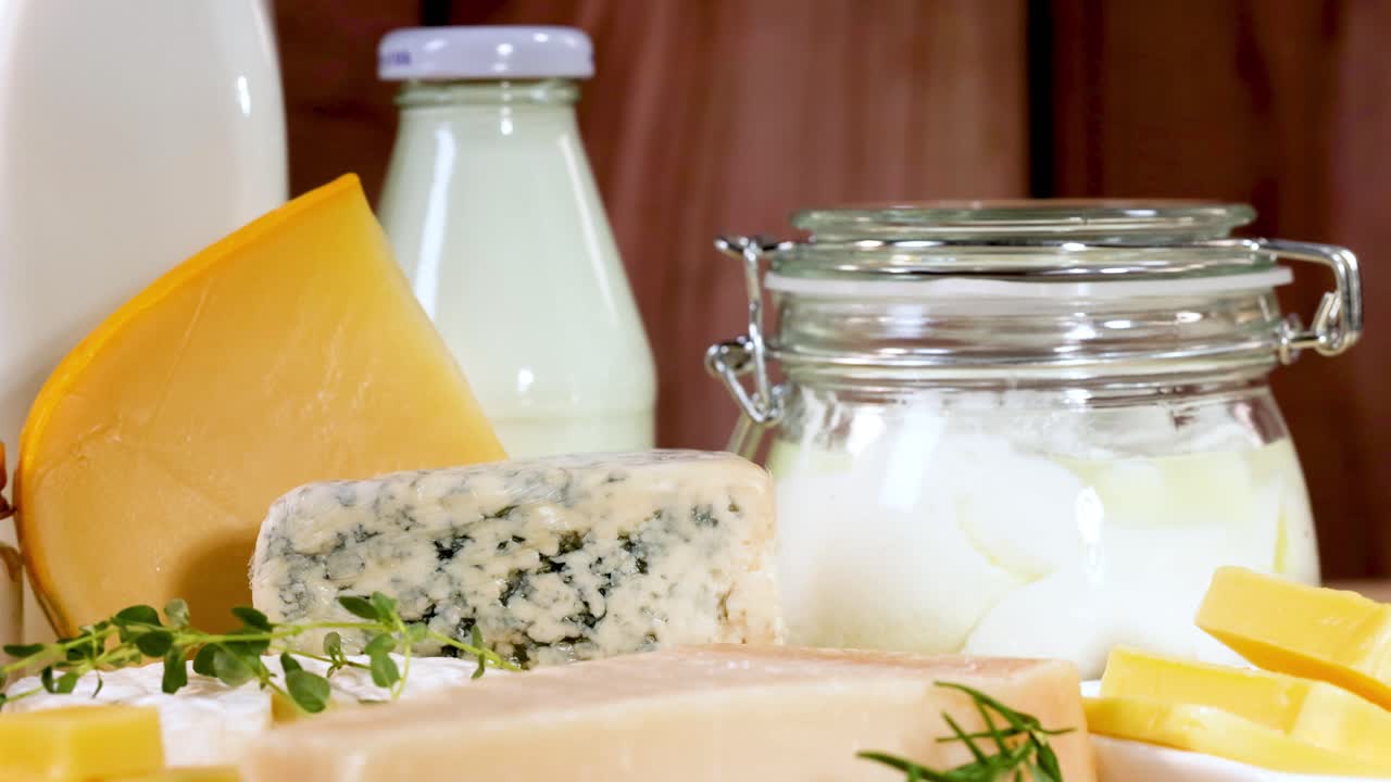 productos lácteos variados exhibidos en superficie de madera