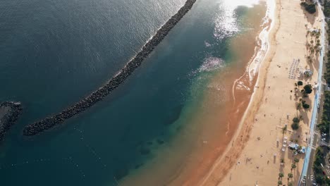 Toma-Aérea-De-La-Mágica-Playa-De-Arena-De-Teresitas-Y-Paisaje-Marino-Azul,-Tenerife,-España