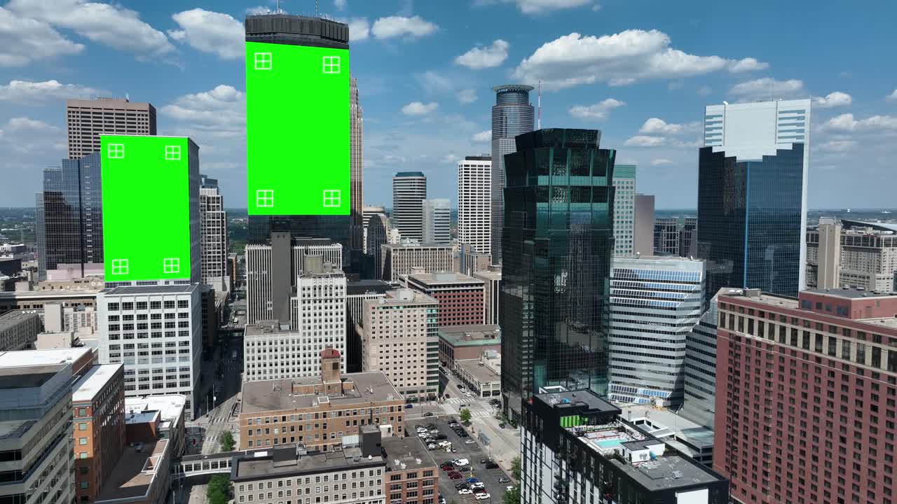 Skyline con edifici dotati di schermi verdi e marcatori di tracciamento per effetti visivi