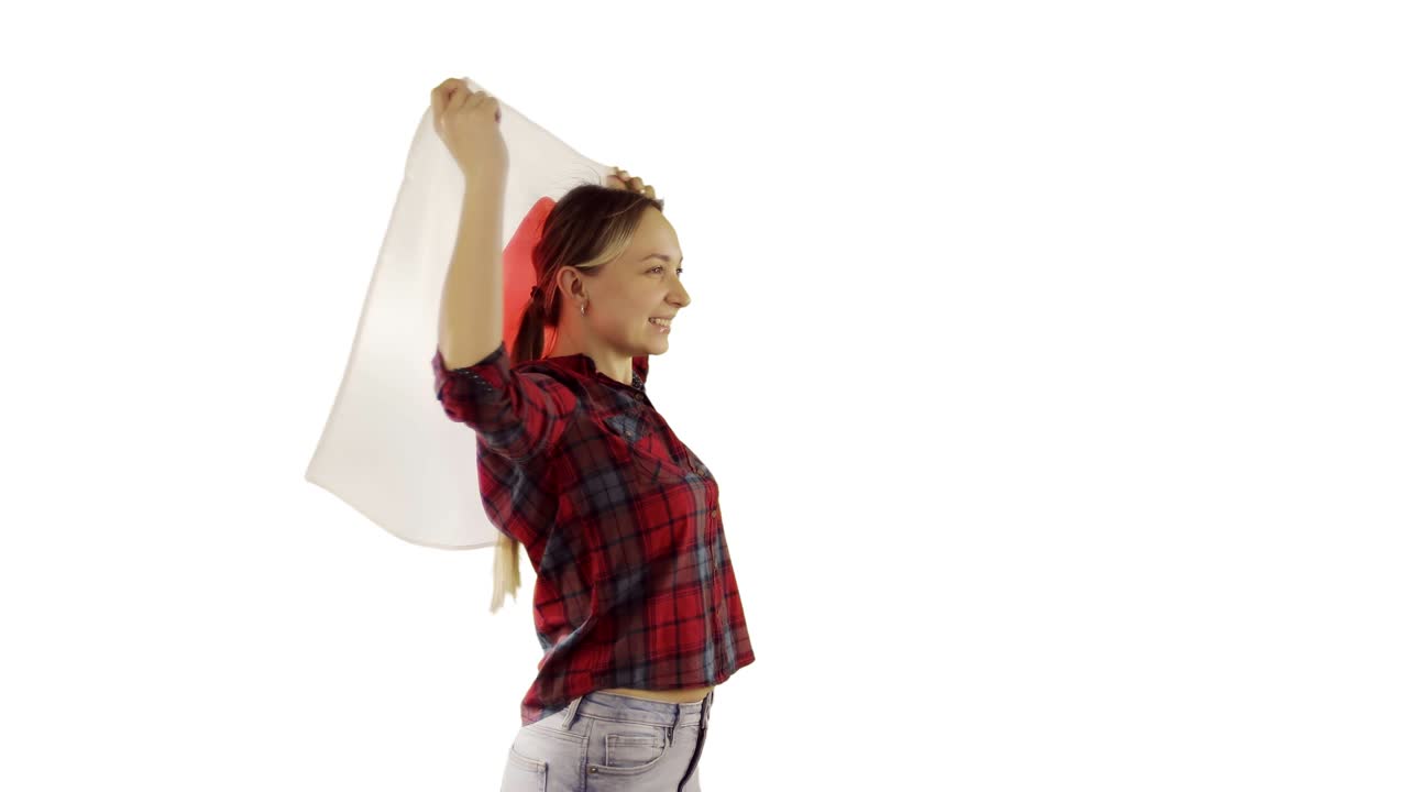 매력적인 여성이  바탕에 일본 발을 들고 재미있게 춤을 춘다.