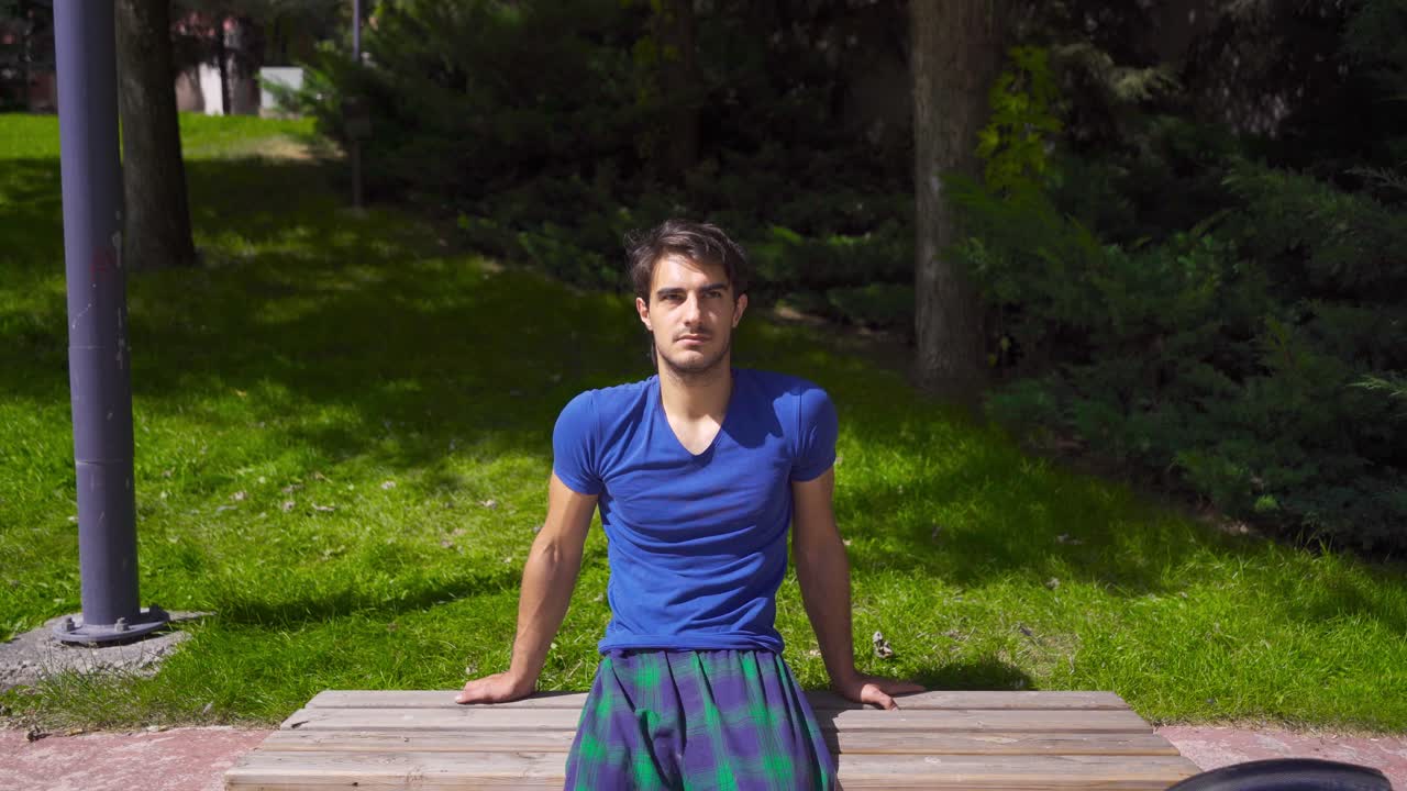 거리에 있는 신체적으로 장애가 있는 젊은이입니다.