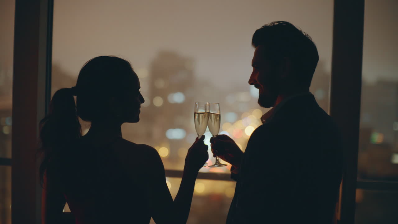 로맨틱한 배우자 실루 기념일 밤 도시 창문 클로즈업