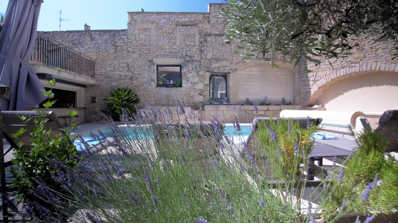 toma de exploración de un jardín trasero y una piscina privada