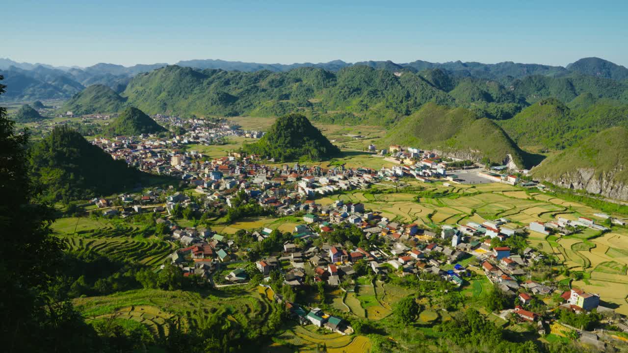 베트남 북부 하 지방의 천국의 문에서 바 시까지