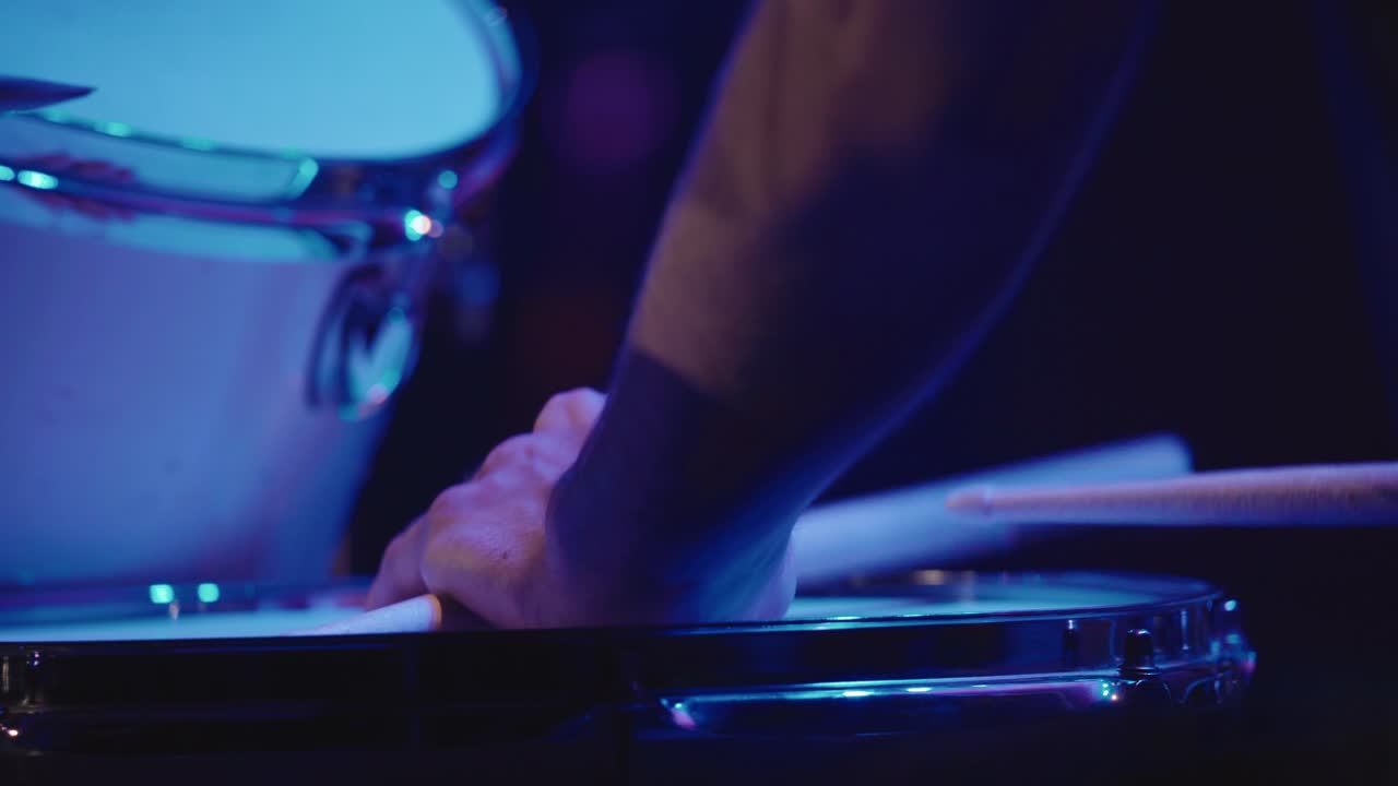 el baterista de jazz toca la batería en el festival de música