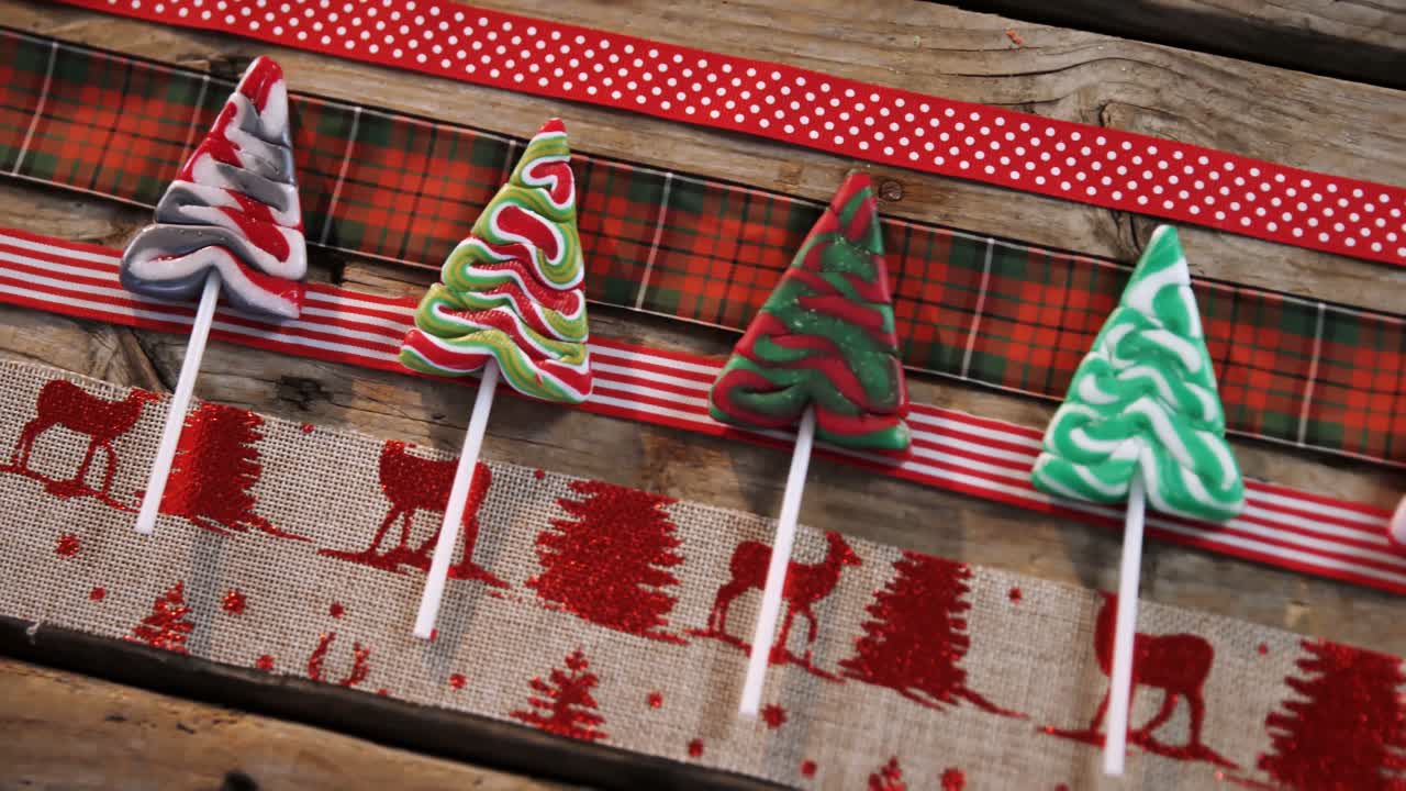 나무 테이블 4k에 크리스마스 트리 lollipops