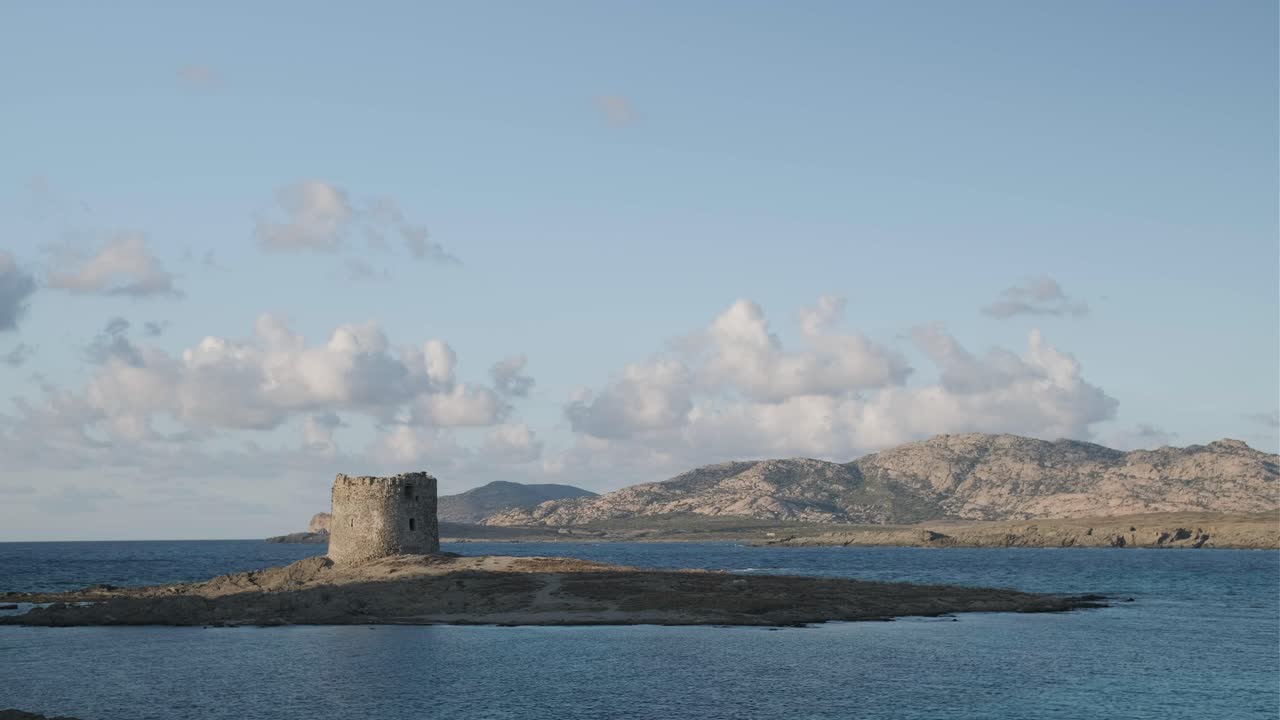 lapso de tiempo de una torre en una pequeña isla en cerdeña, italia