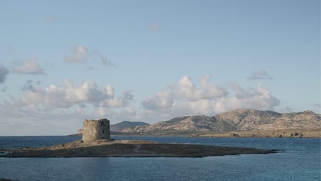 Lapso-De-Tiempo-De-Una-Torre-En-Una-Pequeña-Isla-En-Cerdeña,-Italia