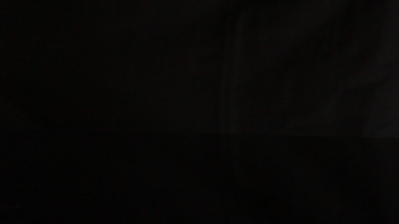 limón cayendo salpicando agua fondo negro