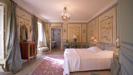 Das-Antike-Schlafzimmer-Mit-Charme-In-Einem-Französischen-Schloss-Strahlt-Opulenz-Und-Geschichte-Aus