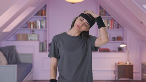 mujer india haciendo ejercicio y estiramiento