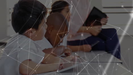 estudiando en el aula, los niños con una red de conexiones de animación sobre ellos