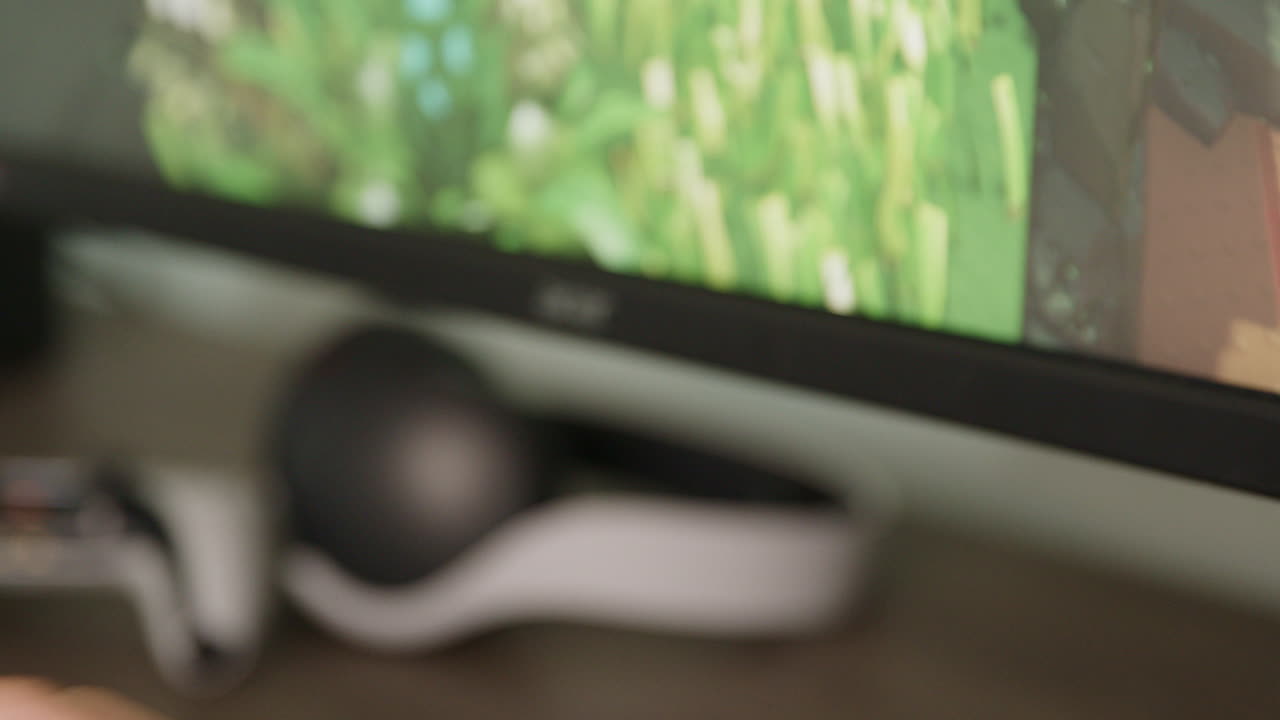 오후에 playstation 5로 게임을 마친 후 ps5 컨트롤러를 내려놓은 소년, 측면 뷰 닫기