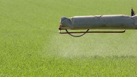 Toma-Tele-Slomo-Del-Brazo-Del-Pulverizador-De-Cultivos,-Rociando-Pesticidas-Tóxicos-En-El-Campo