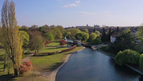 Rowntree-Park,-York,-England---Autumn-Aerial-View-Descending-Over-Pond