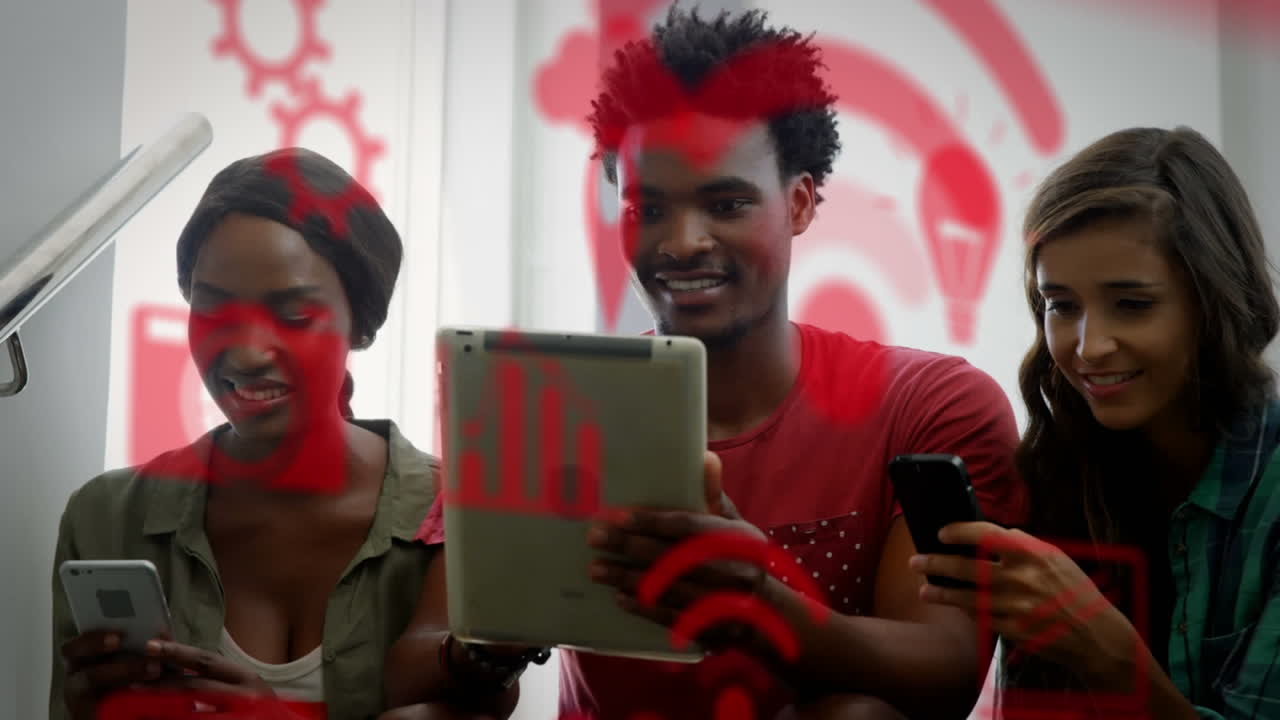 múltiples iconos digitales contra colegas de oficina que usan dispositivos electrónicos