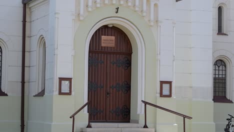 Arched-doorway-at-the-front-of-old-Lutheran-Church,-tracking-view