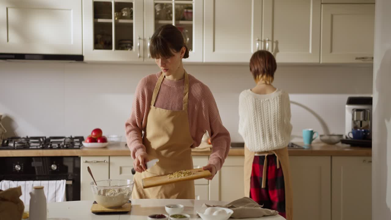 dos mujeres horneando juntas en la cocina