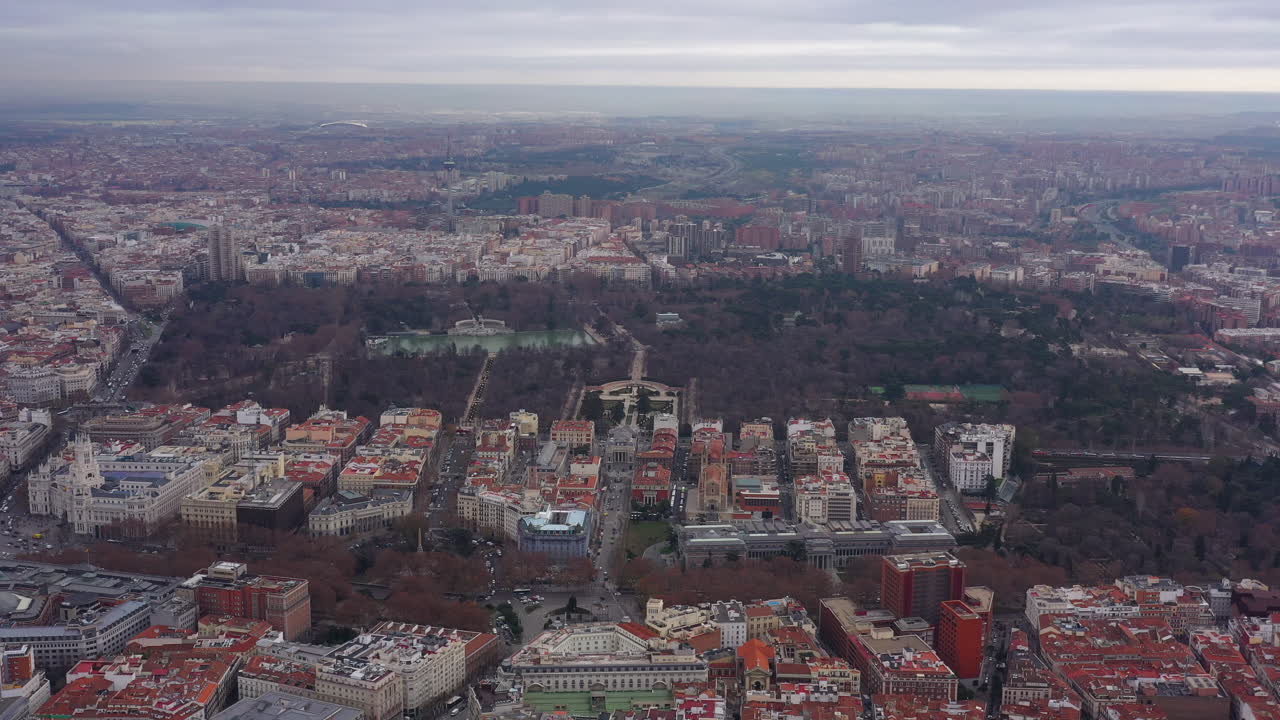 Parco del Buen Retiro, Madrid, Spagna. Veduta aerea invernale nuvolosa