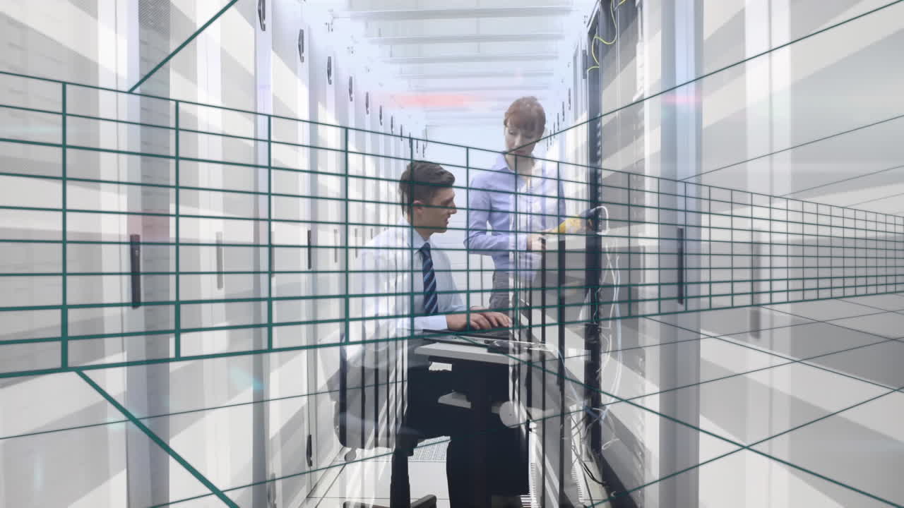 카우카스 it 엔지니어와 함께 컴퓨터 서버 및 그리드를 통해 데이터 처리의 애니메이션