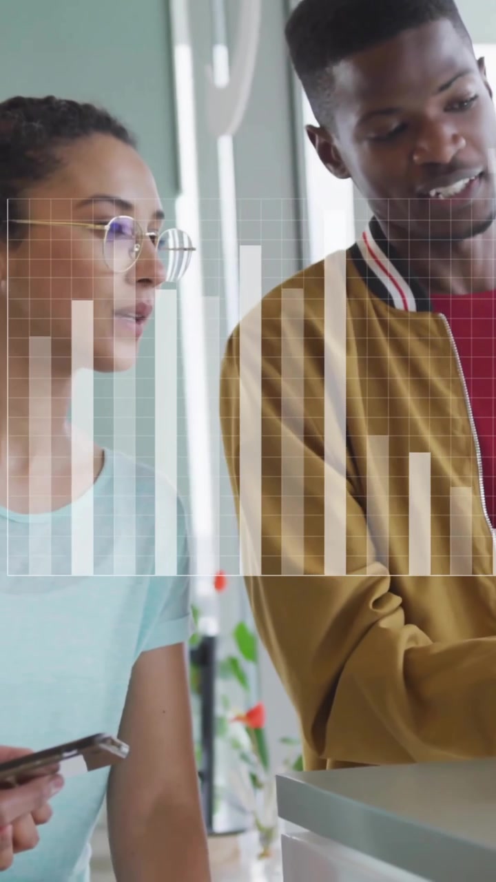 Animation du traitement des données financières sur divers hommes d'affaires au bureau