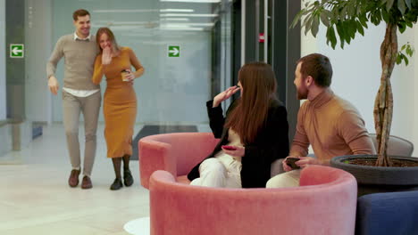 compañeros de trabajo hablando en el descanso
