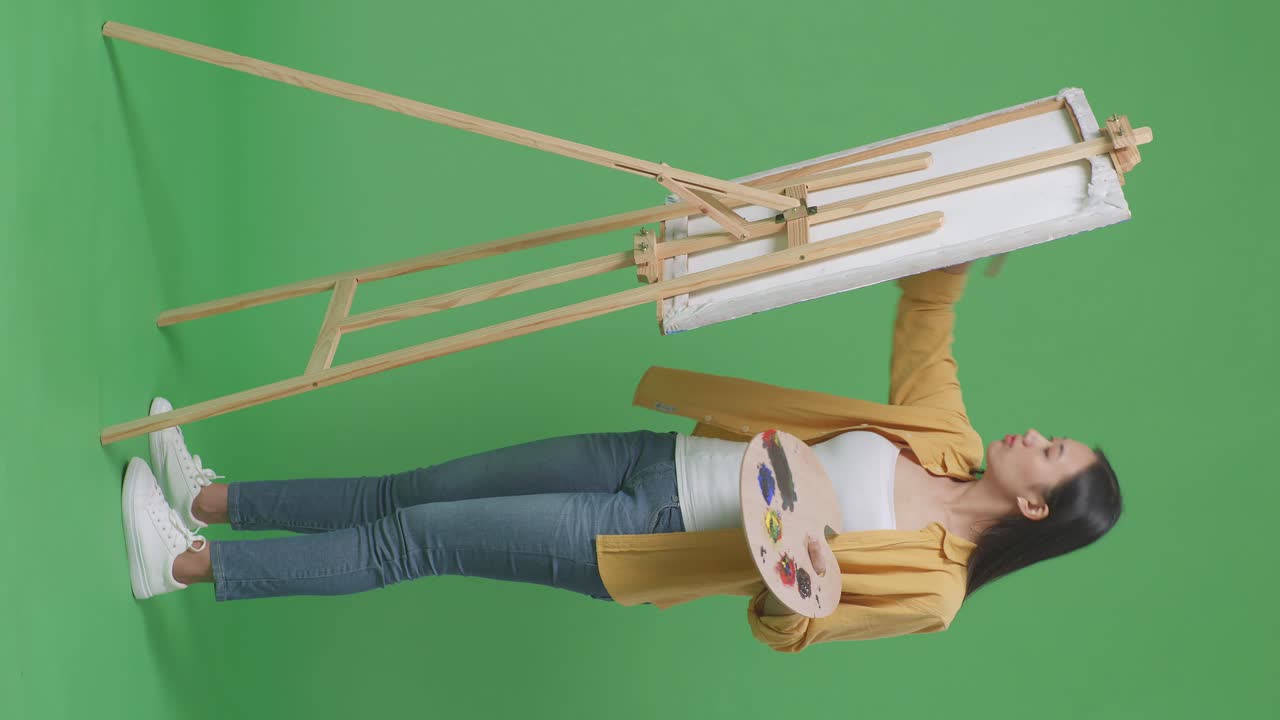 스튜디오 에서 그림 을 그리는 여자