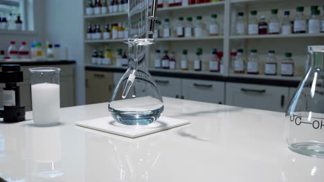 experimento de laboratorio con artículos de vidrio