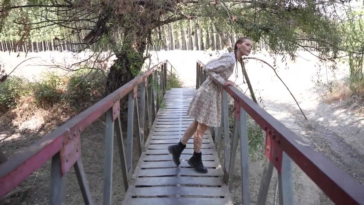 La passerelle sereine parfaitement nichée sous une verdure luxuriante et un feuillage éclatant.