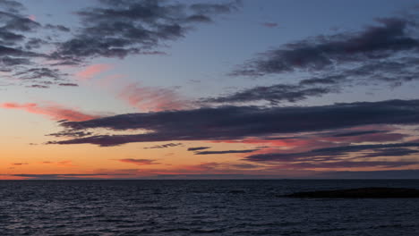 lapso de tiempo de una puesta de sol roja ardiente sobre el lago superior