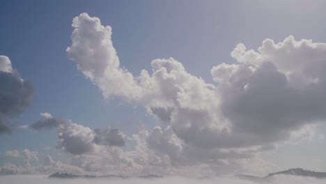 cielo azul con nubes blancas