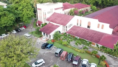 el jardín del resort montebello en cebu con un puente increíble